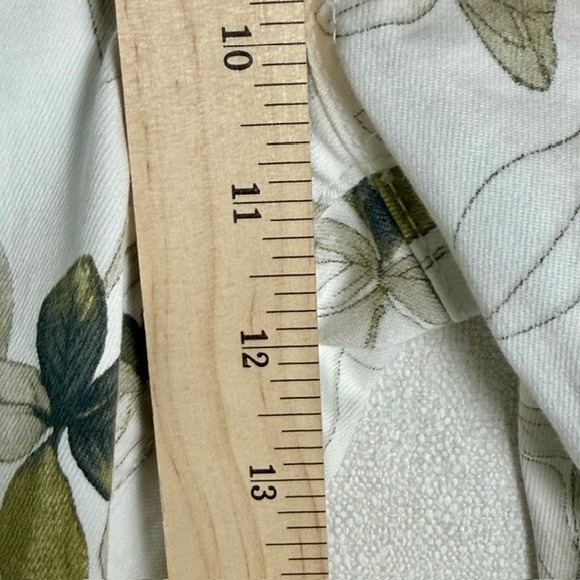 Buffalo David Bitton Floral Print White Cropped Pants Women's Size 12 - Picture 9 of 11